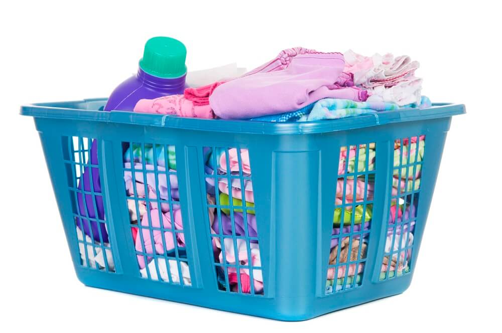 färgad tvättkorg i plast